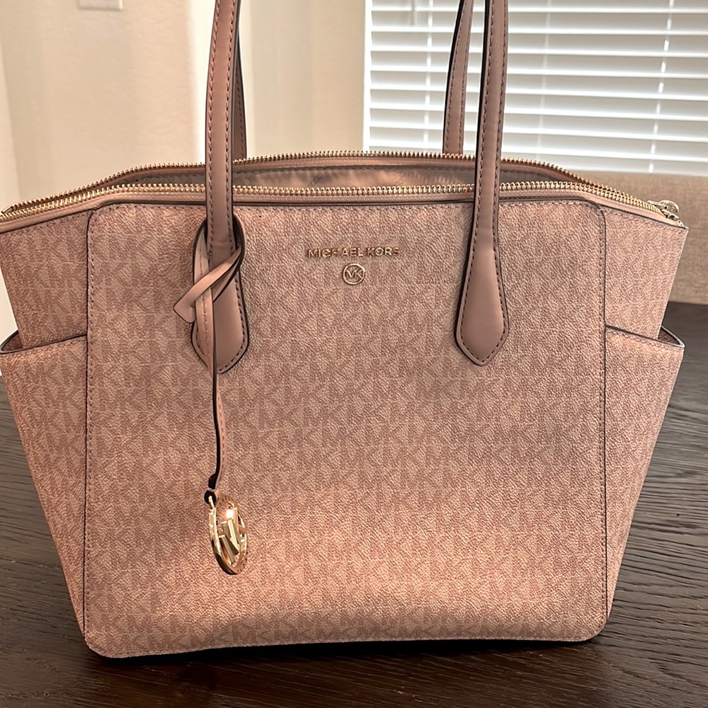 Brand new Michael Kors Marilyn logo tote bag. Barely used! Perfect condition!